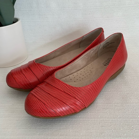Cliffs By White Mountain Red Clara Loafer Flats Woman’s 9M - Picture 3 of 13
